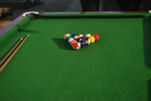 Une table de billard dans la salle à manger